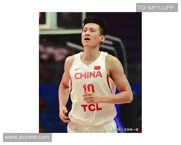 周鹏：从篮球场上的传奇到生活中的榜样，激励无数年轻人追梦之路