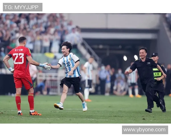 马丁内斯:从足球场上的明星到生活中的平凡英雄之路